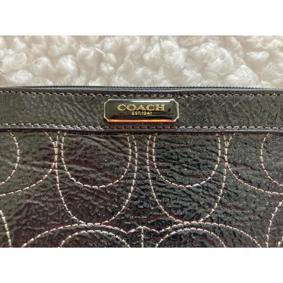 Coach black patent leather signature wristlet with C signature logo - Picture 2 of 6